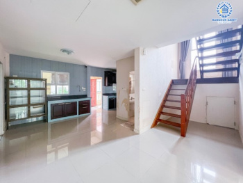 *****บ้านเดี่ยวมือสองย่านปทุมธานี ม.ชวนชื่น บรุ๊คไซด์ บางคูวัด เนื้อที่กว้าง 57.80 ตร.ว. ฟังก์ชัน 3 ห้องนอน 2 ห้องน้ำ ที่จอดรถ 2 คัน ต่อเติมสวย พร้อมเข้าอยู่ สภาพแวดล้อมภายในโครงการดี ตั้งบนทำเลแห่งการเดินทาง เชื่อมต่อถนนกรุงเทพฯ-ปทุมธานี, ถนนศรีสมาน และทางด่วน "ศรีรัช" และ ทางด่วน "ศรีสมาน"